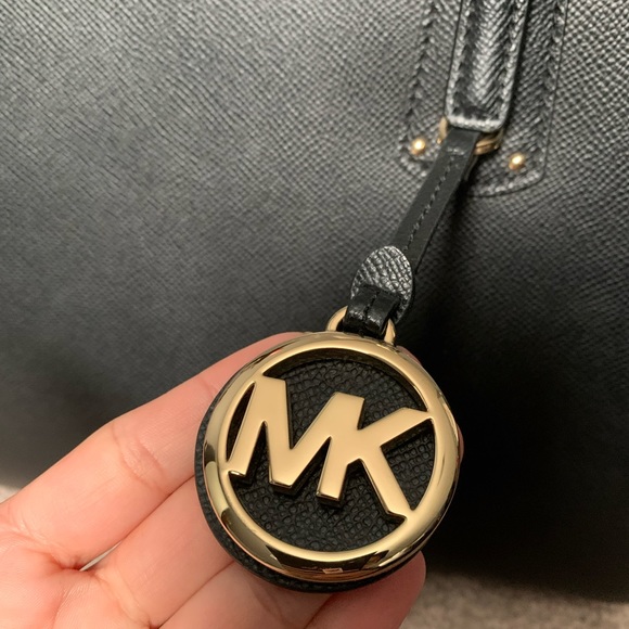 MK Medium Voyager Tote - Picture 3 of 10